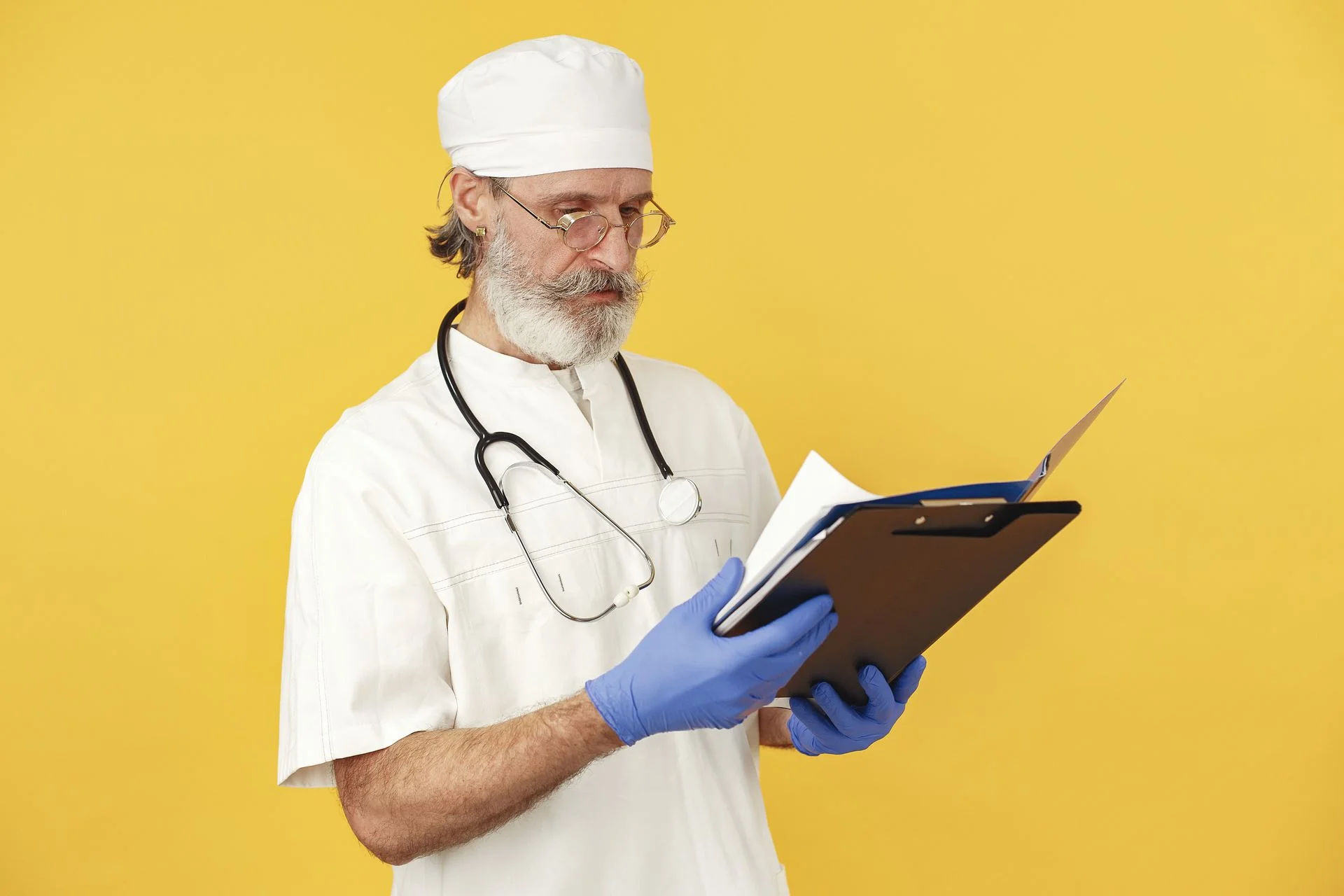 Médico com estetoscópio examina documentos.